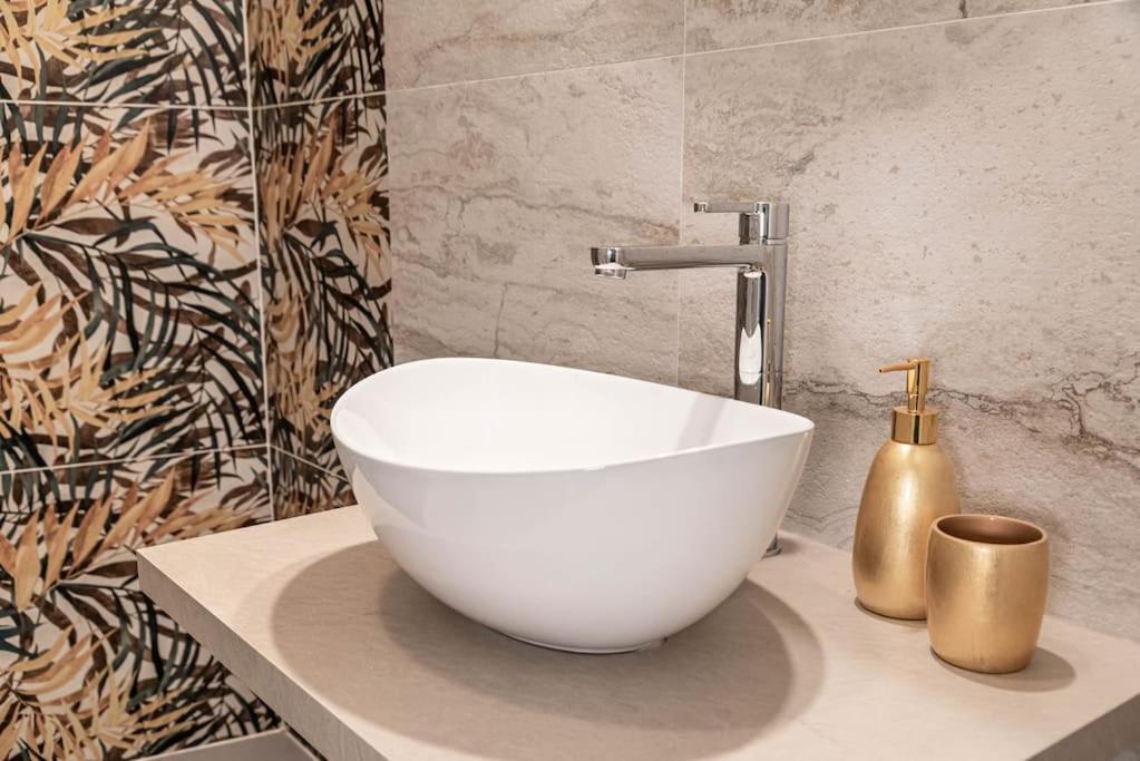 Charming In The Centre Of Apartment Rom